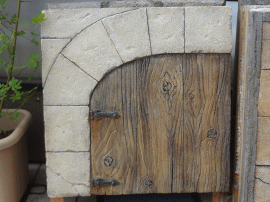木と石の扉上部のようなモルタル造形サンプル